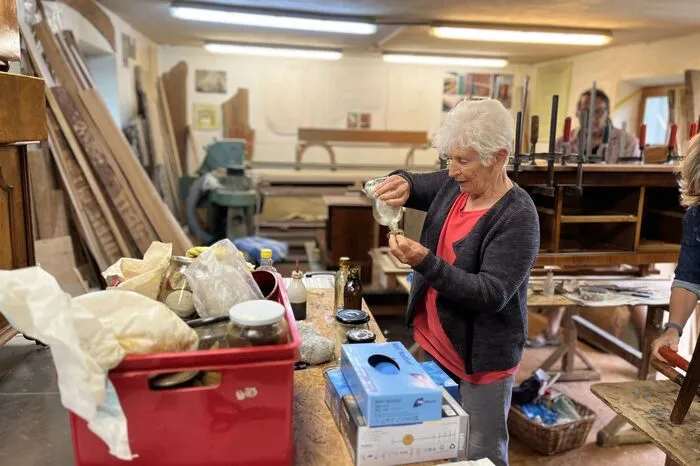 Angela Holzinger bei der Arbeit an ihrem Sessel.