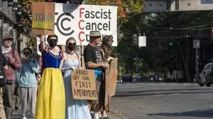 September 20, 2025, Seattle, Washington, USA: People gather outside of KOMO-TV s headquarters, the Sinclair Broadcast Group-owned ABC affiliate television station in Seattle, to protest ABC s suspension of the Jimmy Kimmel Live late-night show earlier in the week after threats by FCC chair Brendan Carr and US president Donald Trump, seen in Seattle, Washington, USA, on Sat., Sept. 20, 2025. Demonstrators held signs in support of Jimmy Kimmel and 1st Amendment-protected free speech. Some signs also said to boycott Disney and ABC. Here, a couple of protesters are dressed as Disney princesses. Seattle USA - ZUMAb344 20250920_znp_b344_011 Copyright: xM.xScottxBrauerx