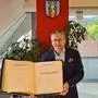 Bürgermeister Martin Kulmer mit dem Gästebuch und den Unterschriften der Delegation aus Haltern