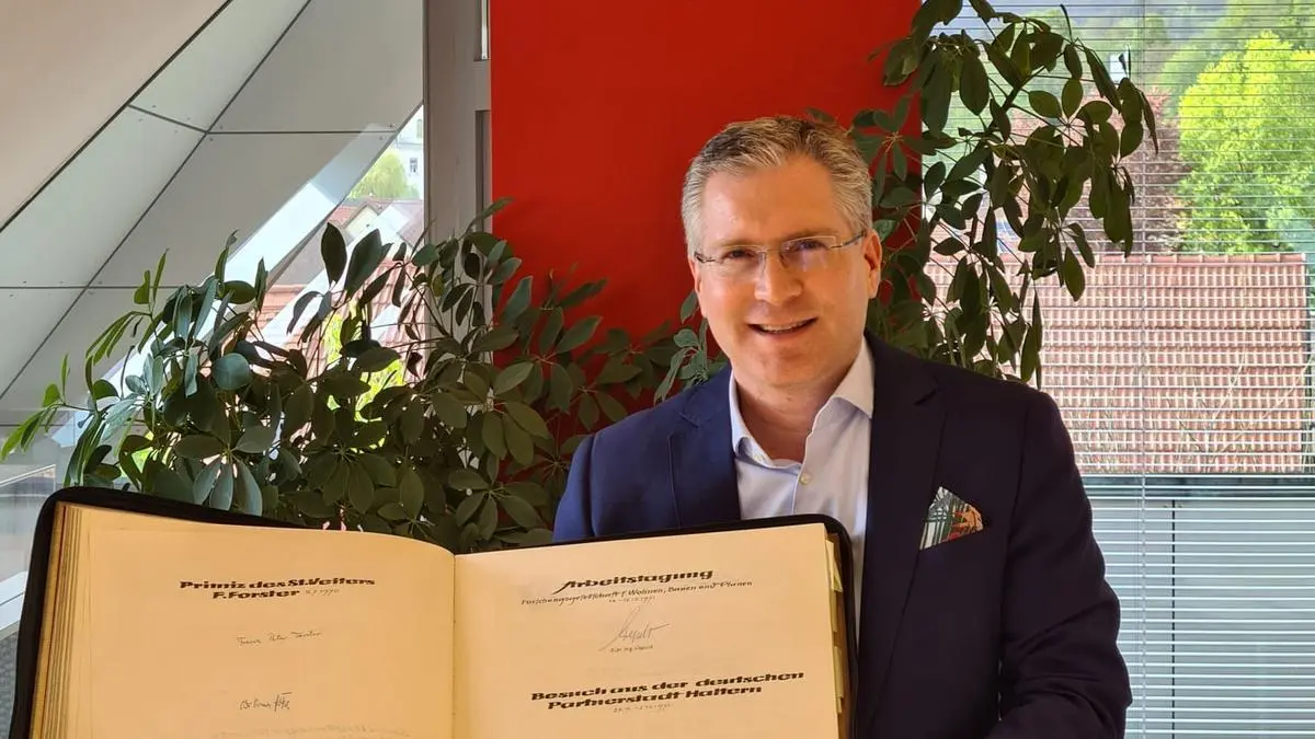 Bürgermeister Martin Kulmer mit dem Gästebuch und den Unterschriften der Delegation aus Haltern
