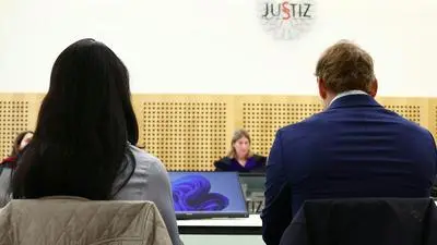 ABD0032_20251014 - GRAZ - ÖSTERREICH: Die Angeklagten am Dienstag, 14. Oktober 2025, vor Beginn des Prozesses gegen zwei Chirurgen wegen Körperverletzung im Operationssaal am Landesgericht in Graz. - FOTO: APA/APA-POOL/ERWIN SCHERIAU