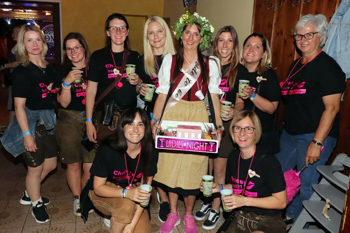 Die Büroangestellte Christina Hofer feierte ihren Polterabend mit den Freundinnen im Gasthaus Peterwirt.