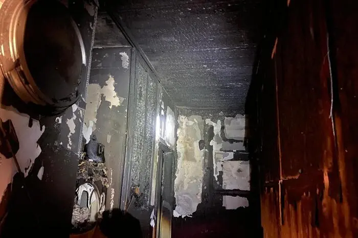 Der Wohnungsbesitzer, der noch selbst versuchte den Brand mit Feuerlöschern zu bekämpfen, wurde von unseren Kameraden erstversorgt und anschließend der Rettung übergeben. Dieser wurde ins Krankenhaus zur weiteren Behandlung gebracht.