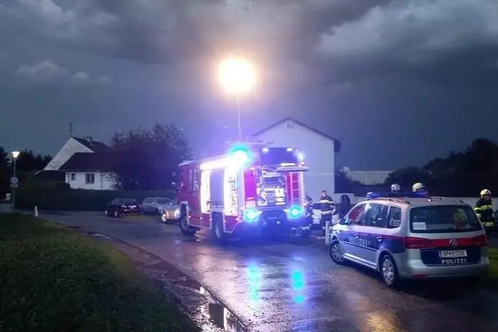 Die Feuerwehr rückte mit vier Fahrzeugen und 19 Leuten aus. Auch die Polizei war vor Ort.