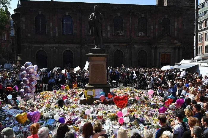 Auf dem St.-Ann's-Platz im Zentrum von Manchester versammelten sich Menschen mit Kerzen, Blumen und herzförmigen Luftballons.