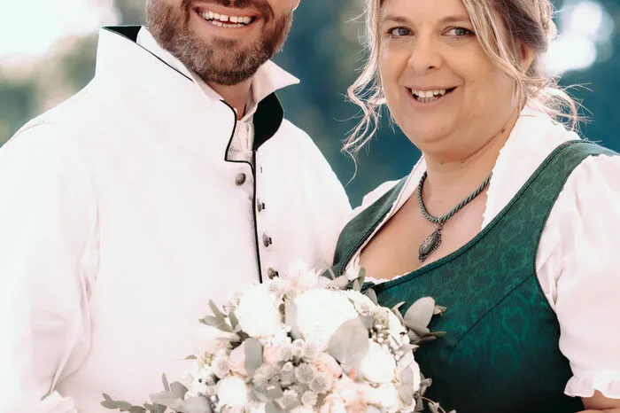 Thomas und Natascha Schlauer (geborene Grubelnik) schlossen am 11. September am Draxler Teich in St. Veit in der Südsteiermark den Bund der Ehe. Das Paar hat sich vor vier Jahren durch Arbeitskollegen kennengelernt. Geflittert soll übrigens in Schottland werden.