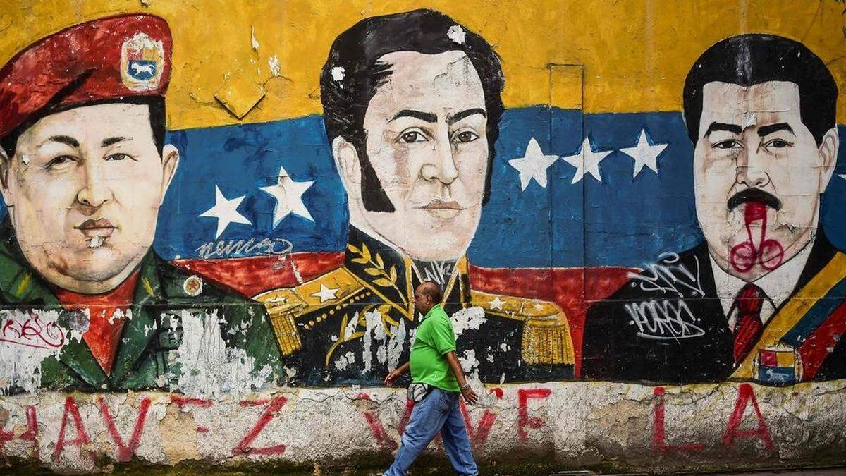 Maduro, wie er sich selbst gerne sieht: In Gesellschaft von Hugo Chavez und Simon Bolivar