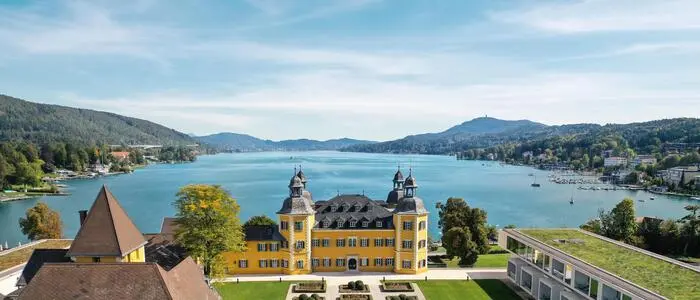 Blick auf das Schlosshotel Velden und den Wörthersee