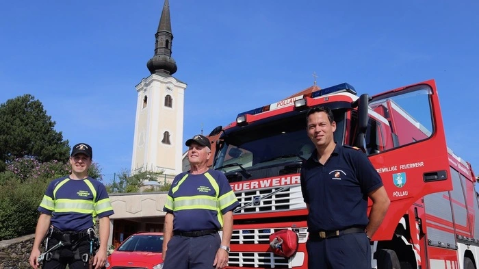 Die geübten Kranfahrer der FF Pöllau, Johann Marik und Anton Kimmelmann mit Kommandanten Stefan Prinz halfen, die Glocke an ihren Platz zu bringen.