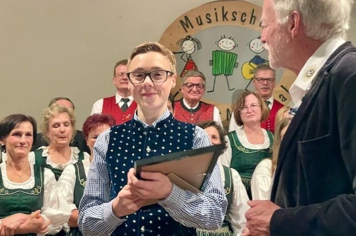 Eine Urkunde und den Musikschulbeitrag für ein Jahr gab es für Lorenz Dullnig.