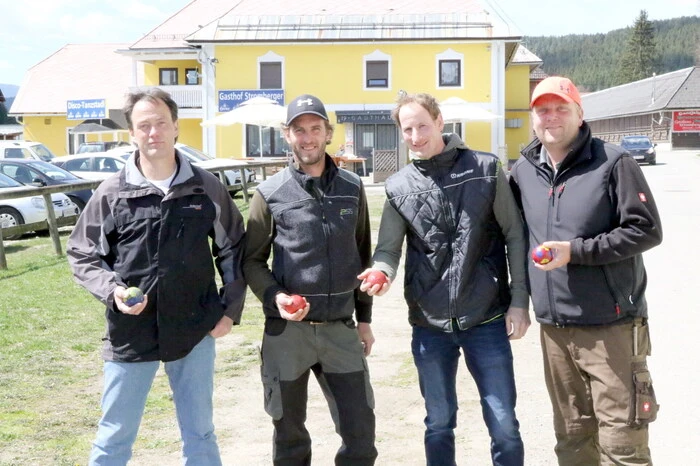 An die 50 Teilnehmer trafen sich im Gasthof von Barnabas Stromberger neben der Pfarrkirche, von wo aus die rund sieben Kilometer lange Strecke in Angriff genommen wurde. 