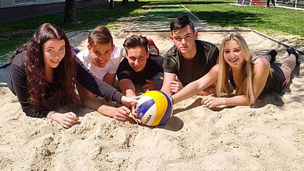 Schüler der Praxis-HAK veranstalten das Volleyballturnier am Klopeiner See.