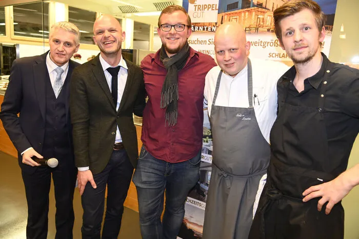 Stefan Lastin und seinem Souschef Florian Maierbrugger. Winzer Nico Trippel ließ es sich nicht nehmen, die interessierten Gäste persönlich mit seinen Weinen vertraut zu machen. Nicht entgehen ließen sich den köstlichen Abend unter anderem Bildungsdirektor Robert Klinglmair, Direktor Adolf Lackner moderierte die Veranstaltung