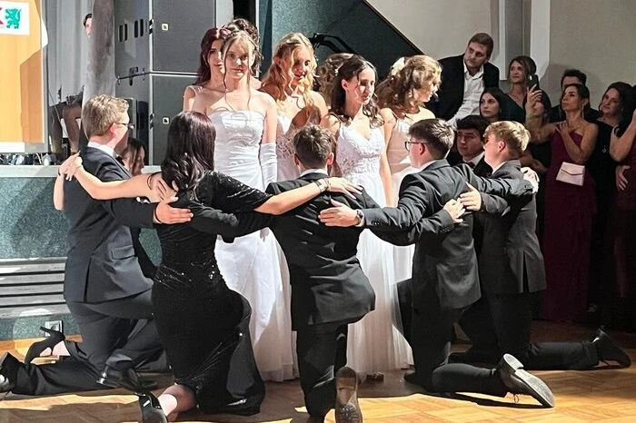 Nach einer Polonaise, die mit Lebendigkeit, Leichtigkeit, Dynamik und mit beeindruckenden Hebefiguren bestach, und für die Ute Veronika Olschnegger verantwortlich zeichnete, stellten die beiden Klassenvorstände Florian Reinthaler und Petra Schöggl die Maturantinnen und Maturanten vor.
