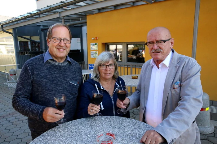 Fest Wein nippen sah man unter andern „Pfeffermühle“-Seniorchef Karl Kogler, Faschingsstar Peter Kowal (rechts), Steinwerke-Chef Werner Kogler, Polizei-Oberst Hannes Dullnig sowie Buschenschanker Wilfried Kogler.