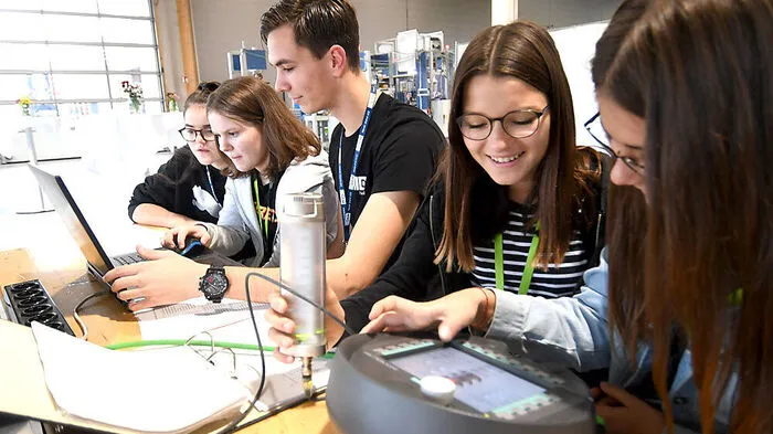 Mit großem Eifer steuern Schülerinnen der NMS Gleisdorf beim Schnuppertag bei DAM die Module