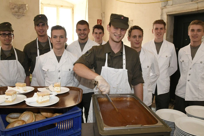 Nach dem Festakt wurden alle Gäste vom Bundesheer zu einem Gulasch eingeladen.