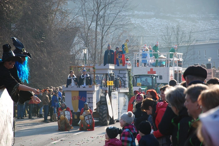 Als Gäste aus anderen Narrenniederlasssungen des Bezirkes glänzte besonders eine starke Gruppe aus Bad St. Leonhard, die sogar eine gewaltige Ritterburg in den Zug mibrachte.
