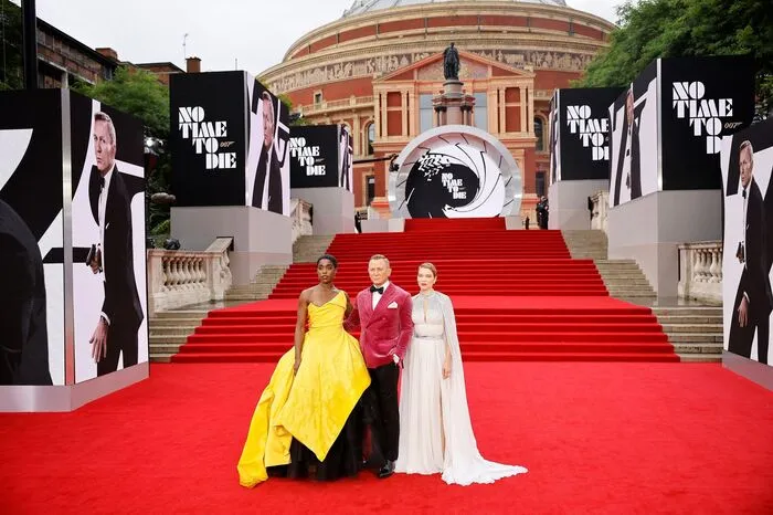 Lashana Lynch mit Daniel Craig und Lea Seydoux, die vor der Premiere mitteilte, nicht als Bond-Girl bezeichnet werden zu wollen.