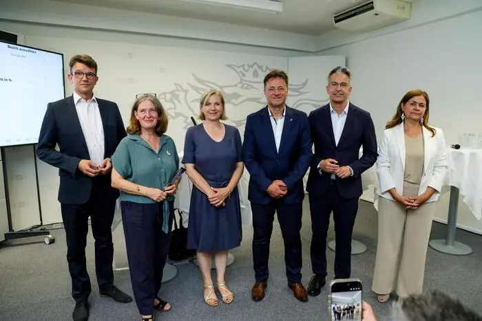 Die Spitzen der im neuen Gemeinderat vertretenen Parteien. Elke Kahr (Zweite von links) will mit allen verhandeln