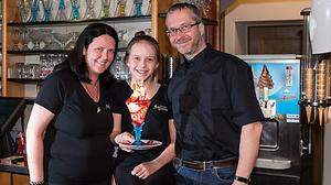 Karl und Monika Millonig mit Töchterchen Stefanie und Erdbeerbecher vor der „berühmten“ Softeismaschine im Gasthaus
