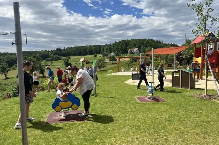 Der neue Kindergarten besitzt großzügige Spielflächen im Außenbereich.