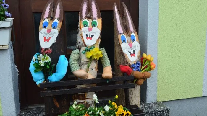 In der Osterzeit gibt es in dem kleinen Höhenluftort kein Haus, das nicht liebevoll mit Häschen in verschiedensten Variationen dekoriert ist.