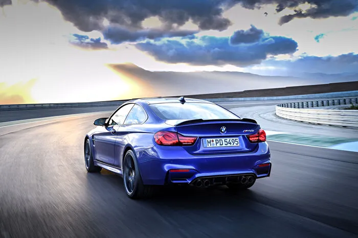Dass ein M-Triebwerk auch über den entsprechenden Sound verfügen muss, versteht sich von selbst. Im neuen M4 CS ist eine zweiflutige Sportabgasanlage mit vier Endrohren dafür zuständig. Sie wartet mit einem möglichst geringen, der Leistungsentfaltung förderlichen Abgasgegendruck auf und wird über eine Klappenanlage geregelt.