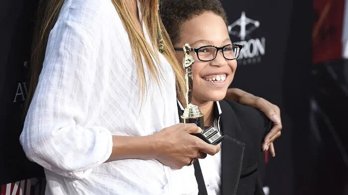 Halle Berry posiert mit ihrem Film-Sohn Sage Correa am Roten Teppich bei der Premiere des Films "Kidnap" in Hollywood.