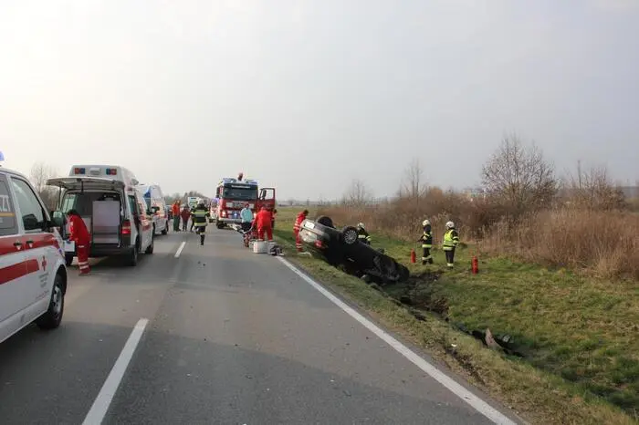 Beide Fahrzeuge überschlugen sich und blieben auf der Straßenböschung liegen. Die Lenker wurden ins LKH Feldbach gebracht.