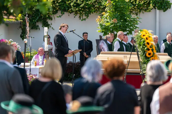 Ergreifende Trauerrede von Benedikt Simonischek.