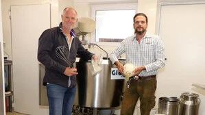 Pension Neuhof Käserei in Ossiach | Udo Tetschmann und Gregor Huber (von links) erzeugen in Alt-Ossiach neuerdings Käse