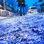 Eisregen morgens um 7:45 Uhr in München, Fußgänger geht vorsichtig auf der extrem glatten Straße, Januar 2024 Deutschland, München, 17. Januar 2024, Eisregen morgens um 7:45 Uhr, extrem gefährliche Straßenglätte, Fußgänger bewegt sich vorsichtig auf dem eisglatten Boden, um nicht auszurutschen, in München-Waldperlach, dunkel, Temperaturen um die -1 Grad, Winter, Bayern, *** Icy rain in the morning at 7 45 a.m. in Munich, pedestrian walks carefully on the extremely slippery road, January 2024 Germany, Munich, January 17, 2024, Icy rain in the morning at 7 45 a.m., extremely dangerous slippery road, pedestrian moves carefully on the icy ground to avoid slipping, in Munich Waldperlach, dark, temperatures around 1 degree, winter, Bav