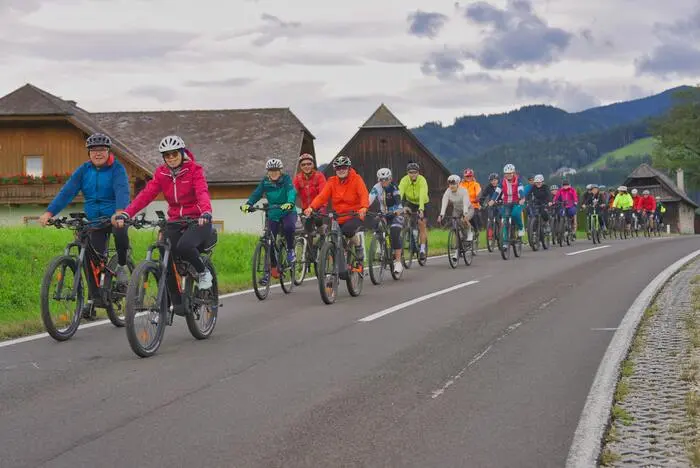 Rund 500 Radfahrer machten die Landesstraße zwischen Sachendorf und Gaal zur Demonstrationszone für mehr Verkehrssicherheit. Mehr Fotos von der Protestfahrt