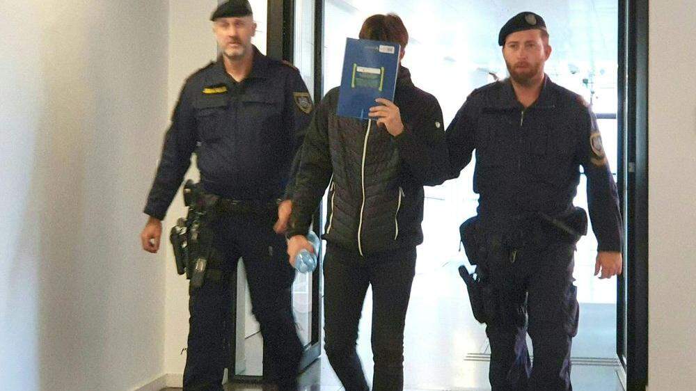 Der angeklagte Schlepper, ein 19-jähriger Schüler, vor dem Prozess in Eisenstadt