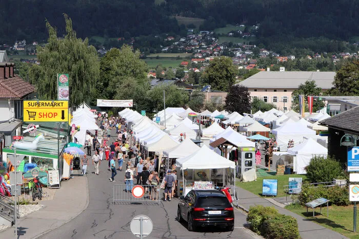 Zur Eröffnungen kamen bereits sehr viele Beusucher nach Ossiach am See.