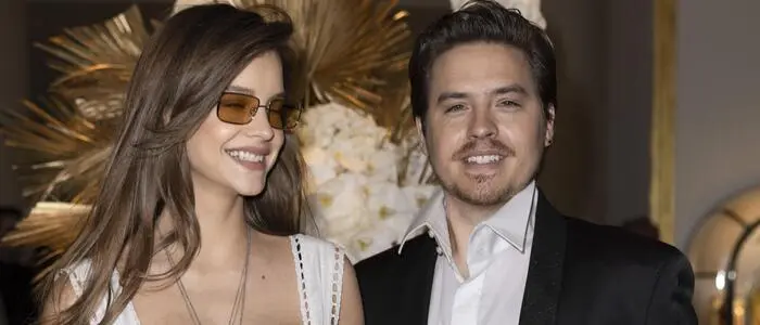 Barbara Palvin und Dylan Sprouse lächeln.