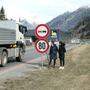 Elisabeth und Tochter Atina Trager haben keine Freude mit Verkehrszeichen und Asphalt auf ihren Grundstücken