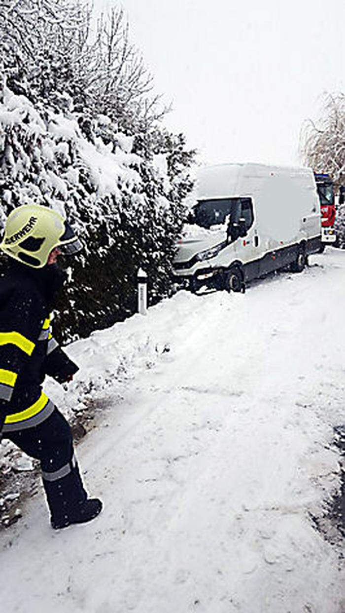 Die FF Hallersdorf wurde zu einer Frontalkollision zwischen einem Sattelschlepper und einem Transporter gerufen