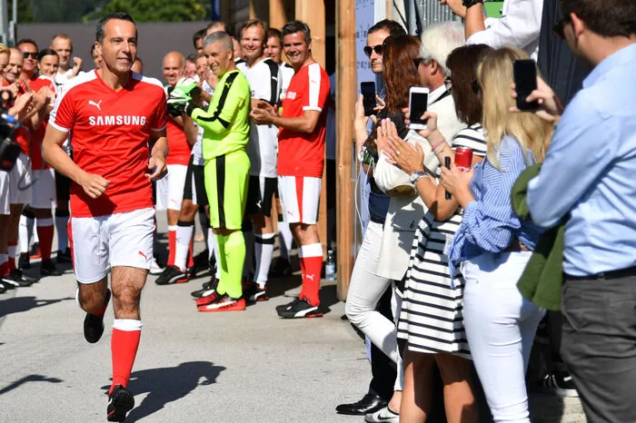 Nach zehn Minuten verabschiedete sich der Kern terminbedingt in die Kabine und unter die Dusche, überreichte danach sein rot-weiß-rotes Trikot einem Buben im Barcelona-Dress.
