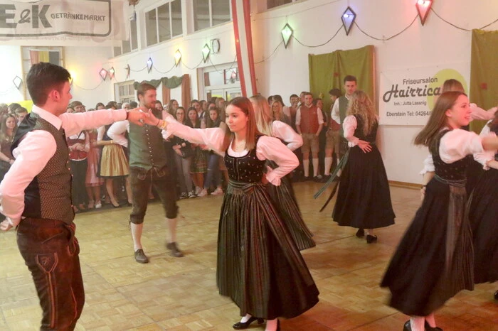Den gelungenen Auftakt bildete der schwungvolle Auftanz der LJ-Gruppen Frauenstein ... 
