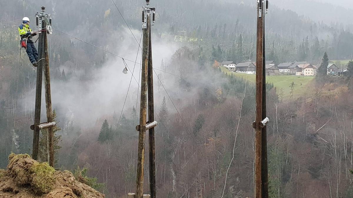 Bei Unwetterschäden ist gegenseitige Nachbarschaftshilfe gefragt (Symbolfoto)