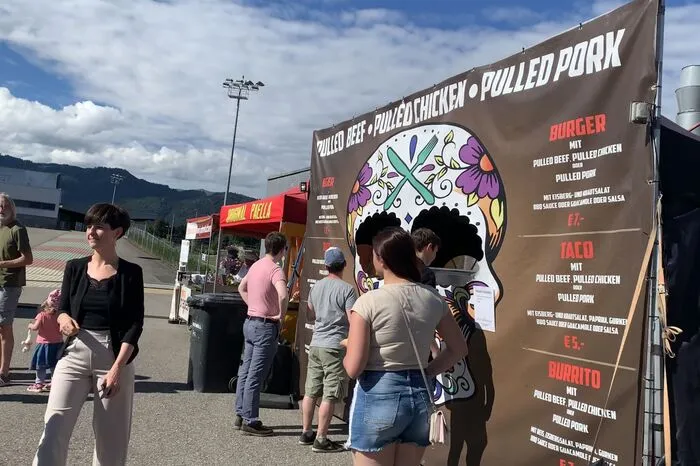 So konnten unter anderem skandinavischer Flammlachs, Bisonburger, neuseeländisches Maori Steak, indisches Curry, spanische Paella, mexikanische Quesadilla, brasilianischer Barbecuespieß oder ungarisches Langos gekostet werden.