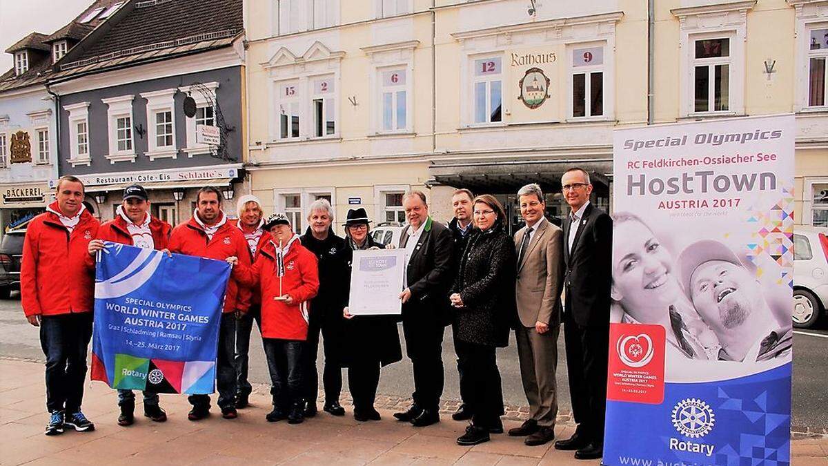 Eine Abordnung der Sportler gemeinsam mit Vertretern der Stadt sowie des Rotary Clubs 