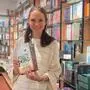 Buchhändlerin Claudia Maralik in der Buchhandlung Plautz in Gleisdorf mit einem Buch aus dem Young-Adult-Sortiment