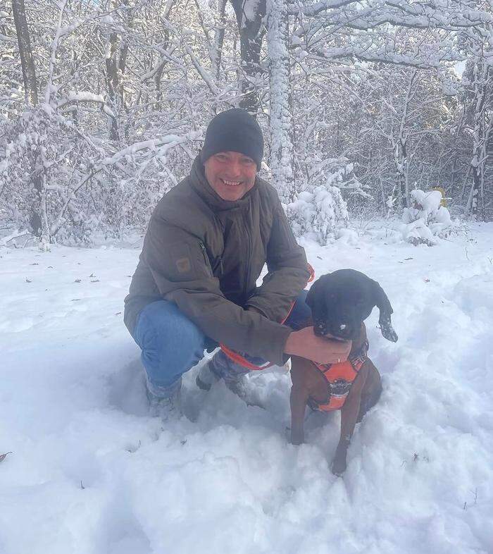 Bundeskanzler Nehammer mit Hund Fanny im vorweihnachtlichen Schnee