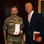 Oberst Bernd Rott und Montenegros Präsident Milo Djukanovic bei der Verleihung des Verdienstordens