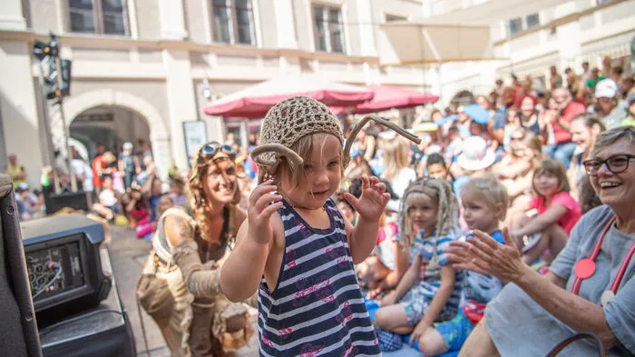 Lesliehof, Samstagfrüh. Dichtes Gedränge: "Wo werden die Tiere tanzen" ...