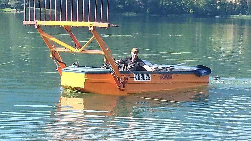 Ein spezielle Mähboot entfernte das Seegras im Pressegger See