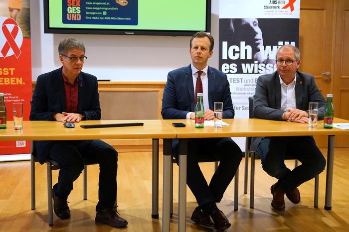 Im Rahmen einer Pressekonferenz informierten Manfred Rupp, Karlheinz Kornhäusl und Bernd Osprian über das Angebot der Aids-Hilfe Steiermark